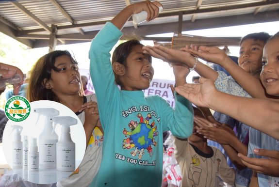 Children in Aceh, Indonesia using the hygiene spray